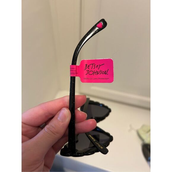 Betsey Johnson NWT True To Heart Glittering Sunglasses, Black, MSRP $48 - Picture 5 of 6